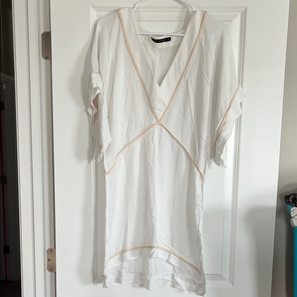 Chic White V-Neck Tunic with Tan Accents